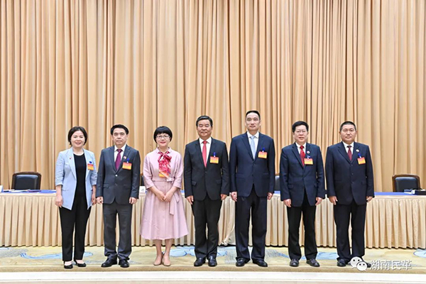 03新一屆領(lǐng)導(dǎo)班子合影.jpg 03新一屆領(lǐng)導(dǎo)班子合影.jpg