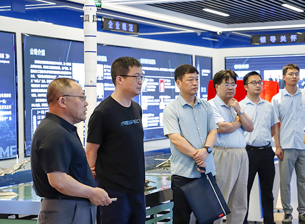 中航飛機起落架李銘董事長考察頂立科技 (2).JPG 中航飛機起落架李銘董事長考察頂立科技 (2).JPG