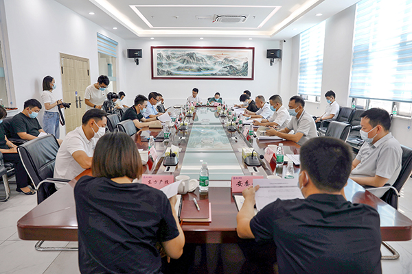 長(zhǎng)沙經(jīng)開(kāi)區(qū)管委會(huì)主任張慶紅一行調(diào)研頂立科技 (4).JPG 長(zhǎng)沙經(jīng)開(kāi)區(qū)管委會(huì)主任張慶紅一行調(diào)研頂立科技 (4).JPG