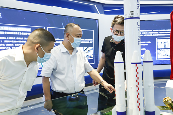 長(zhǎng)沙經(jīng)開(kāi)區(qū)管委會(huì)主任張慶紅一行調(diào)研頂立科技 (1).JPG 長(zhǎng)沙經(jīng)開(kāi)區(qū)管委會(huì)主任張慶紅一行調(diào)研頂立科技 (1).JPG