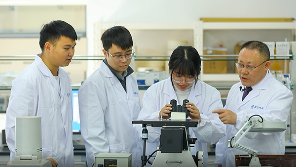 頂立科技戴煜博士專著《先進(jìn)復(fù)合材料高溫?zé)峁ぱb備》正式出版 頂立科技戴煜博士專著《先進(jìn)復(fù)合材料高溫?zé)峁ぱb備》正式出版