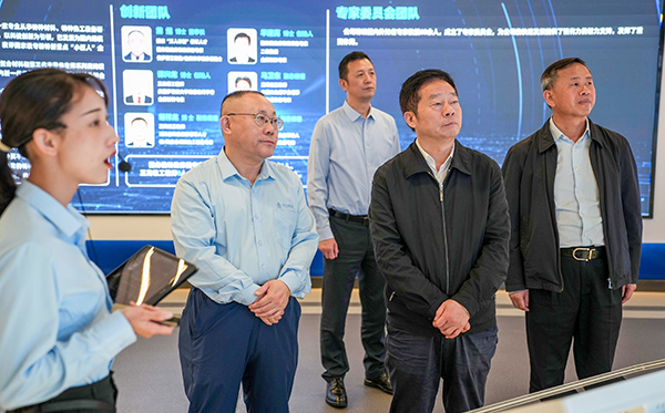 省政協(xié)副主席何寄華一行蒞臨頂立科技調研 (2).jpg 省政協(xié)副主席何寄華一行蒞臨頂立科技調研 (2).jpg