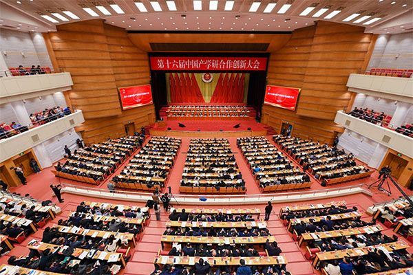 頂立科技戴煜董事長(zhǎng)榮獲中國(guó)產(chǎn)學(xué)研合作創(chuàng)新人物獎(jiǎng).jpg 頂立科技戴煜董事長(zhǎng)榮獲中國(guó)產(chǎn)學(xué)研合作創(chuàng)新人物獎(jiǎng).jpg