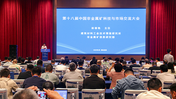 從石墨到石英，頂立科技裝備領(lǐng)航非金屬礦物材料制備新方向 (1).jpg